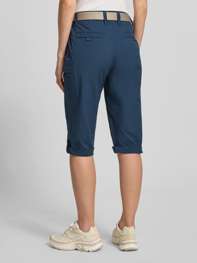 Frauenmodel trägt Bermudas mit Pattentaschen und Saum mit fixiertem Aufschlag von G.I.G.A. DX in Blau, Straight Fit, Ganzkörperansicht Rückansicht. Mit Gürtel, Label-Patch, seitlichen Eingrifftaschen, Knopf-Reißverschluss, HYDROCOOL EFFEKT, Gesäßtaschen, Bundweite 38 cm, Innenbeinlänge 41 cm.