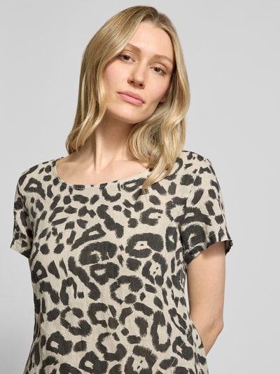Frauenmodel trägt Knielanges Kleid im Allover-Look Modell 'Ro44saa' von ZABAIONE mit Rundhalsausschnitt, Nahaufnahme Oberkörper, Kontext: Damen Kleid, A-Linie, Rückenlänge bei Größe S: 93 cm, Brustweite bei Größe S: 47 cm, Ärmellänge bei Größe S: 17 cm.