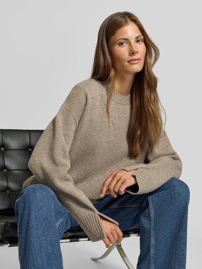 Frauenmodel trägt Regular Fit Pullover aus Woll-Mix mit Kaschmir-Anteil von MYON in Strick-Optik, beige, mit Rundhalsausschnitt, Nahaufnahme Oberkörper.