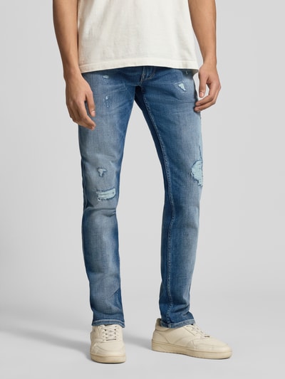Männermodel trägt Skinny Fit Jeans im Used Look von Replay in Blau mit 5-Pocket-Design, Baumwoll-Mix, Nahaufnahme Oberkörper.