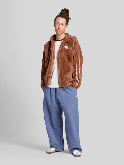 adidas Originals Relaxed Fit Teddyjacke mit Kapuze und Patches Schoko 1