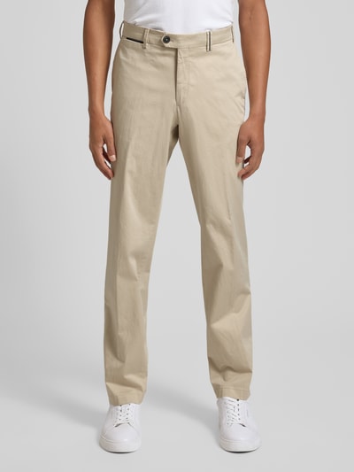 Männermodel trägt Chino mit Eingrifftaschen Modell 'Peaker' von Hiltl in Beige, Baumwoll-Elasthan-Mix, Regular Fit, Ganzkörperansicht von vorne.