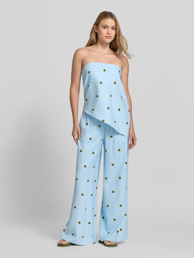 Frauenmodel trägt Fließende Hose mit weitem Bein - curated by Mary Braun von Style Icon Collection, hellblauer Viskose-Mix, weite Beine, Elastikbund, Punkte-Muster, Damen HOSE, Ganzkörperansicht von vorne.