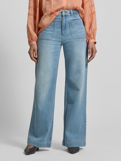 Frauenmodel trägt Straight Fit Jeans mit Eingrifftaschen von JAKE*S STUDIO WOMAN, hellblau, High Rise, Gürtel, Nahaufnahme Vorderansicht.