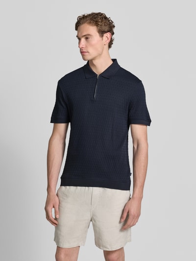 Männermodel trägt Slim Fit Poloshirt mit Reißverschluss Modell 'Franciscojose' von JOOP! Collection, Reine Baumwolle, Nahaufnahme Oberkörper.