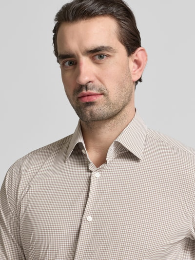 Męski model nosi Regular Fit Businesshemd mit Kombimanschette Modell 'P-JOE-K' od BOSS, gładki, wzór kratka, zbliżenie na górną część ciała.