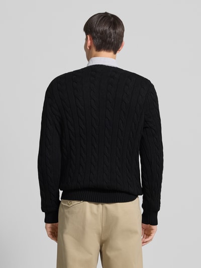 Männermodel trägt Strickpullover mit Label-Stitching von Polo Ralph Lauren in Schwarz, Reine Baumwolle, Regular-Fit, Gerippte-Abschlüsse, Rundhalsausschnitt, Ganzkörperansicht Rückansicht.