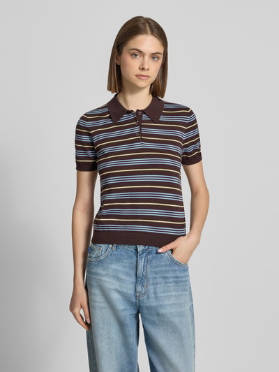 Frauenmodel trägt Regular Fit Polo-Strickshirt mit Streifenmuster von REVIEW in Braun mit Knopfleiste aus reiner Baumwolle, Ganzkörperansicht von vorne. Rückenlänge bei Größe S: 52 cm.
