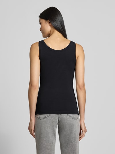 Frauenmodel trägt Slim Fit Tanktop aus Baumwoll-mix von s.Oliver RED LABEL in Schwarz, dezente Struktur, Ganzkörperansicht Rückansicht.