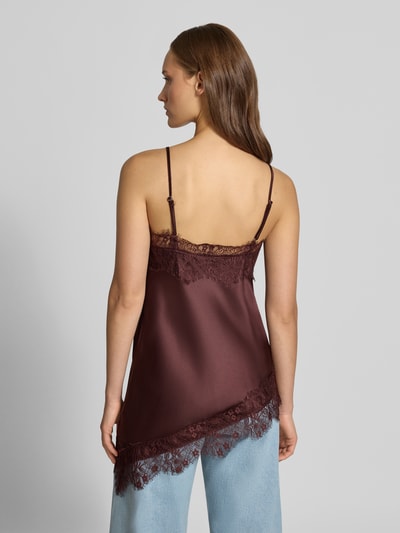 Frauenmodel trägt Regular Fit Blusentop mit Spitzenbesatz Modell 'INDONA' von ONLY, bordeauxrot mit Spitzen, Damen Blusentop, Ganzkörperansicht Rückansicht.
