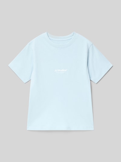 Produktfoto, Kinder T-Shirt aus reiner Baumwolle Modell 'SOHO' von JACK & JONES in Hellblau mit Rundhalsausschnitt, gerade Passform, Statement-Print, Rückenlänge 49 cm bei Größe 140