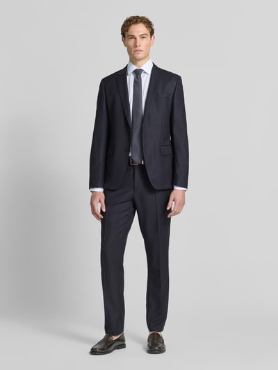 Männermodel trägt Regular Fit Business-Hemd mit Kentkragen von Christian Berg Men in wit, puur katoen, met lange mouwen, Ganzkörperansicht von vorne
