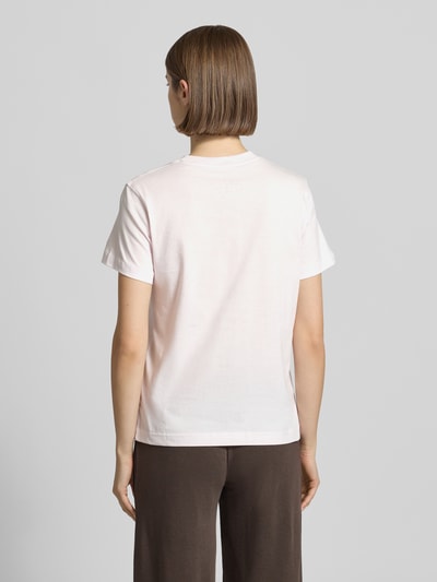 Frauenmodel trägt T-Shirt mit Label-Stitching und Rundhalsausschnitt von New Balance aus reiner Baumwolle, Regular-Fit, Rückenlänge 56 cm, Ganzkörperansicht Rückansicht.