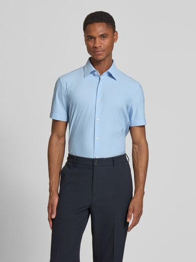 Männermodel trägt Slim Fit Businesshemd mit kurzem Arm Modell 'P-HANK-K-SH-262' von BOSS in Hellblau, Stretch, unifarben, feuchtigkeitsregulierend, Ganzkörperansicht von vorne