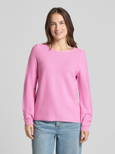 Vrouwenmodel draagt Regular Fit Pullover mit Strukturmuster van Christian Berg Woman, roze katoen, ronde hals, lange mouwen, vooraanzicht bovenlichaam.