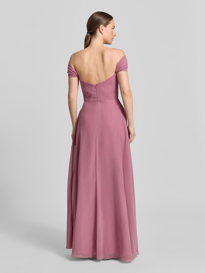 Frauenmodel trägt Abendkleid mit Carmen-Ausschnitt von Laona in Rosa, Taillierte Passform, Maxikleid, Reißverschluss auf der Rückseite, Rückenlänge bei Größe 36: 151 cm, Brustweite bei Größe 36: 33 cm, Struktur glatt, Ganzkörperansicht Rückansicht.
