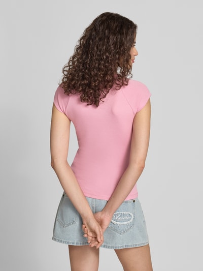 Frauenmodel trägt Slim Fit T-Shirt mit Rundhalsausschnitt Modell 'Star' von JJXX in Rosa, glatte Textur, Damen T-Shirt, Rückenansicht Ganzkörperansicht. Modal-Anteil sorgt für weichen Griff, Rückenlänge bei Größe S: 52 cm.