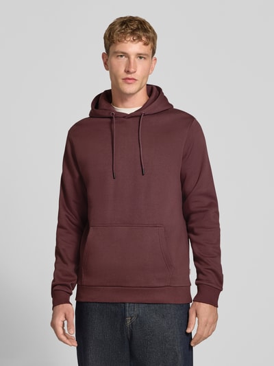 Männermodel trägt Regular Fit Hoodie aus Baumwoll-Mix Modell 'CERES' von ONLY & SONS in Dunkelrot, glatte Struktur, Ganzkörperansicht von vorne