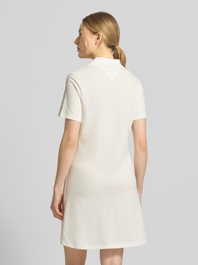 Frauenmodel trägt Regular Fit Freizeitkleid aus Baumwoll-Mix von Tommy Hilfiger, unifarben, Mini-Länge, Polokragen, Rückansicht Ganzkörperansicht.