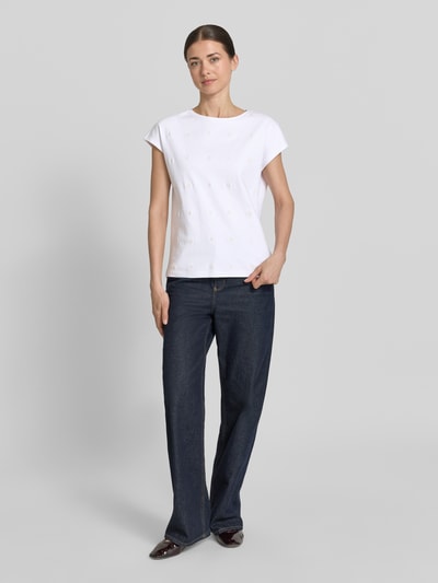 Frauenmodel trägt T-Shirt mit Rundhalsausschnitt und Stitchings von Christian Berg Woman aus Reine Baumwolle im Regular-Fit, Ganzkörperansicht von vorne.