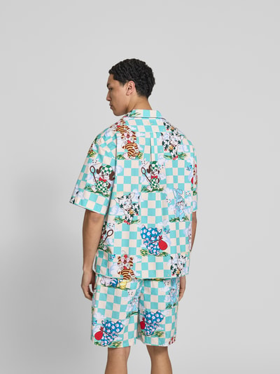 Männermodel trägt Freizeithemd mit Allover-Motiv-Print von Kenzo aus reiner Baumwolle, Relaxed-Fit, Reverskragen, Kurzärmelig, Rückansicht.