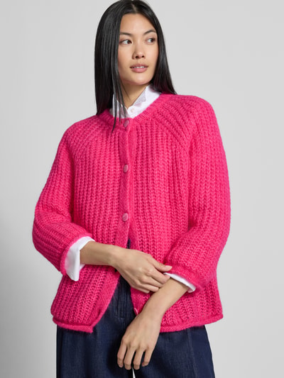 Frauenmodel trägt Relaxed Fit Cardigan mit Mohair-Anteil von Smith and Soul in kräftigem Pink, grobe Strick-Optik, Rundhalsausschnitt, 3/4-Arm, Knopfleiste, Material-Mix, Ganzkörperansicht von vorne.