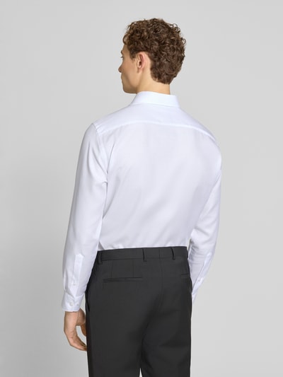 Männermodel trägt Modern Fit Business-Hemd aus Baumwolle mit Kentkragen von OLYMP, Reine Baumwolle, Knopfleiste, Rückenlänge 80 cm, Schulterbreite 43 cm, Ärmellänge 64 cm, Ganzkörperansicht Rückansicht.