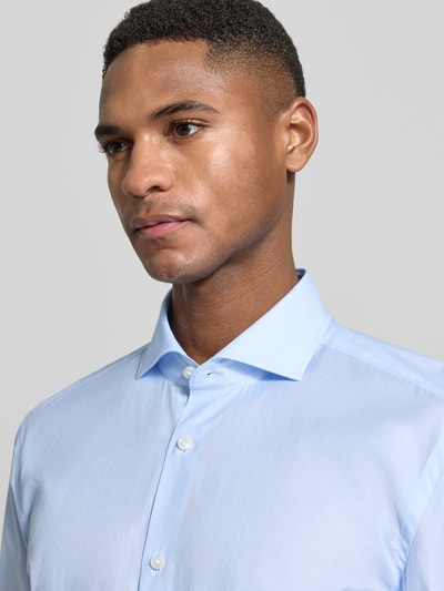 Männermodel trägt Slim Fit Freizeithemd aus reiner Baumwolle von BOSS in Optik: Unifarben, Popeline, Nahaufnahme Oberkörper.