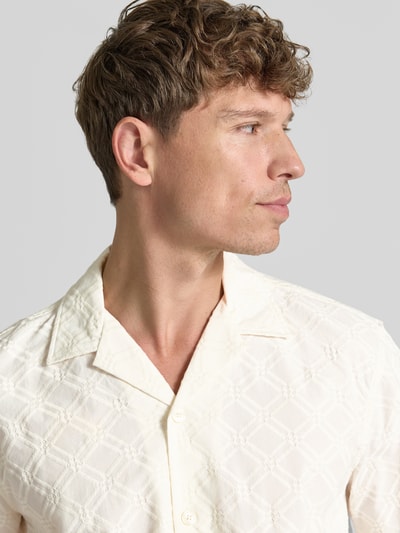 Männermodel trägt Relaxed Fit Freizeithemd aus reiner Baumwolle Modell 'HAMISH' von Selected Homme für Herren, Nahaufnahme Oberkörper.