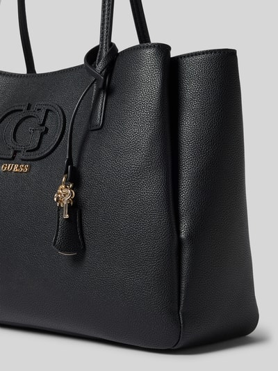 Produktfoto, Tote Bag in Leder-Optik Modell 'Isola' von Guess, schwarzes, strukturiertes Material, Logo-Detail, goldene Akzente, geteiltes Hauptfach mit Reißverschluss, schmale Schulterriemen, Breite 37 cm, Länge 27 cm, Tiefe 15 cm, Länge Schulterriemen 62 cm