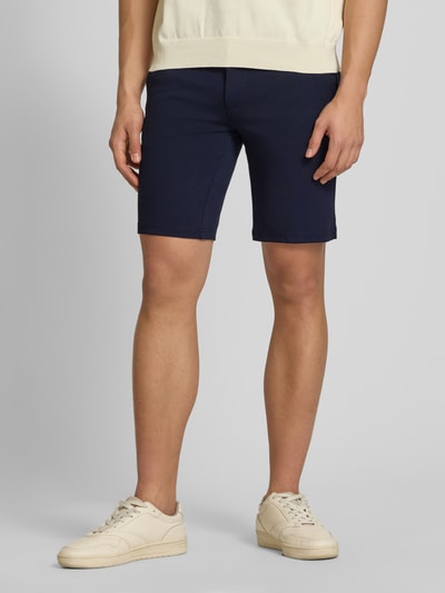 Männermodel trägt Regular Fit Bermudas aus Viskose-Mix Modell 'MARK' von Only & Sons, Optik: Unifarben, Nahaufnahme Unterkörper.