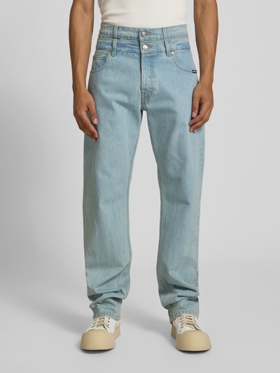Männermodel trägt Regular Fit Jeans mit Label-Detail von VETEMENTS, Reine Baumwolle, hellblau, 5-Pocket-Design, Ganzkörperansicht von vorne.