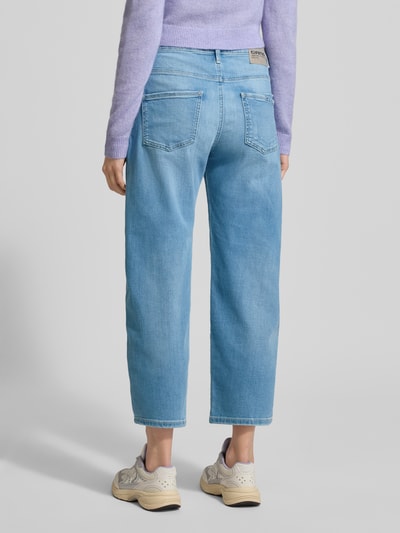 Vrouwenmodel draagt Barrel Fit Jeans im Used-Look Modell 'Ida' van GANG, katoenmix met stretch, steekzakken, ganzörperaanzicht rückansicht.