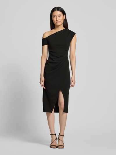 Frauenmodel trägt Midikleid mit Raffungen von Lipsy in Schwarz, Elastischer-Material-Mix, Taillierte Passform, Gehschlitz, One-Shoulder-Design, Ganzkörperansicht von vorne.
