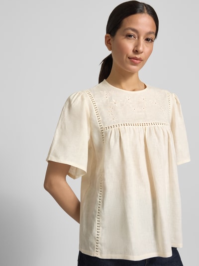 Vrouwenmodel draagt Loose Fit T-shirt uit puur linnen model 'BACINO' van Weekend Max Mara met all-over bloemenmotief, intarsia en u-hals, korte mouw, gevlamd garen en effen look, materiaal linnen, frontale close-up van bovenlichaam.