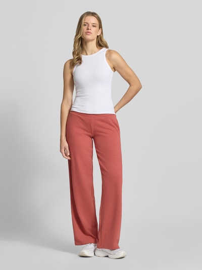 Frauenmodel trägt Sweatpants mit Tunnelzug von REVIEW in Rot, Baumwoll-Mix, Gerader-Schnitt, Elastischer-Bund, Ganzkörperansicht von vorne.