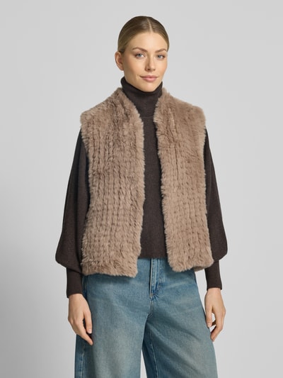 Frauenmodel trägt Regular Fit Weste aus Kunstfell von COMMA, braun, Stehkragen, ärmellos, strukturierte Oberfläche, Ganzkörperansicht von vorne.