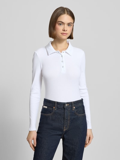 Vrouwenmodel draagt wit Slim Fit Langarmshirt aus Baumwoll-Mix Modell 'KITTE' van Pieces, ribstructuur, polokraag, voorkant, bovenlichaam close-up.