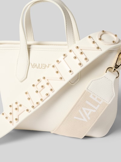 Produktfoto, cremefarbene Handtasche mit Tragehenkeln und Schulterriemen Modell 'DEA' von VALENTINO BAGS, goldene Details, strukturierte Oberfläche, Hauptfach mit Reißverschluss, Label-Applikation, Maße 24x18x10 cm, Schulterriemenlänge 110 cm