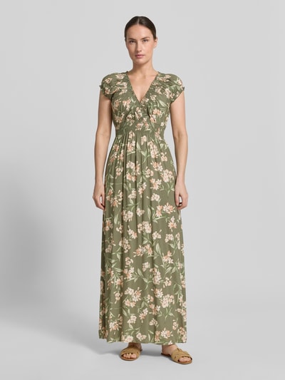 Modelka kobieca ma na sobie Maxikleid aus Viskose mit V-Ausschnitt od Apricot, zielony kolor, wzór w kwiaty, krój A-linie, czysta wiskoza, długość tyłu w rozmiarze S: 136 cm, szerokość w rozmiarze S: 39 cm, widok całej sylwetki z przodu