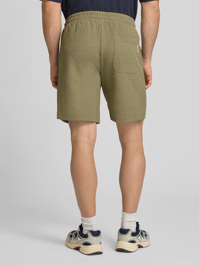 Männermodel trägt Regular Fit Sweatshorts aus Baumwoll-Mix von Marc O'Polo Denim, Optik: Unifarben, Materialverarbeitung: Bouclé, Gesäßtasche, Ganzkörperansicht Rückansicht.
