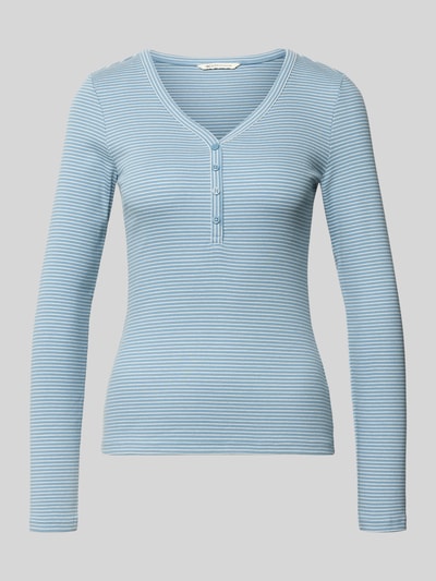 Produktfoto, Regular Fit Langarmshirt mit Henley-Ausschnitt von Tom Tailor Denim, niebieski kolor, drobne paski, krój regular fit, bawełniany materiał