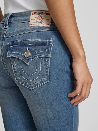 Frauenmodel trägt Mid Rise Bootcut Jeans im Used-Look Modell 'BECCA' von TRUE RELIGION aus Baumwoll-Mix mit Stretch-Anteil, Detailaufnahme Rückansicht.