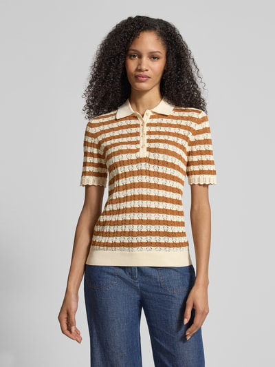 Frauenmodel trägt Strickshirt mit Polokragen und Knopfleiste von Jake*s Collection, Slim Fit, gestreift in Beige und Braun, Halbarm, Nahaufnahme Oberkörper.