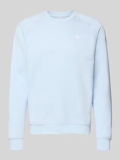 Produktfoto, Sweatshirt mit Label-Stitching von adidas Originals aus mieszanka bawełny, luźny krój, prążkowane wykończenia, okrągły dekolt, długość tyłu w rozmiarze M: 70 cm, długość rękawów w rozmiarze M: 83 cm, jasnoniebieski, gładka faktura