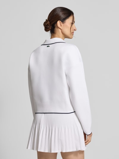 Frauenmodel trägt Regular Fit Sweatshirt mit Kontraststreifen von Lacoste Sport, weiß, Polokragen, gerippte Abschlüsse, unifarben, Ganzkörperansicht Rückansicht