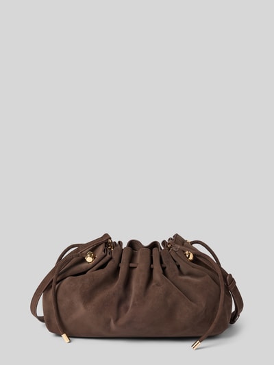 Produktfoto, Shoulder Bag aus Leder-Optik Modell 'Rena' von Seidenfelt, braune Farbe, goldene Details, strukturierte Oberfläche, Reißverschluss, schmaler Schulterriemen, Größe 30x20x10 cm, Riemenlänge 115 cm.