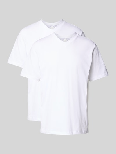 Produktfoto, zwei weiße T-Shirt mit geripptem V-Ausschnitt von Schiesser aus reiner Baumwolle im Regular-Fit auf grauem Hintergrund.