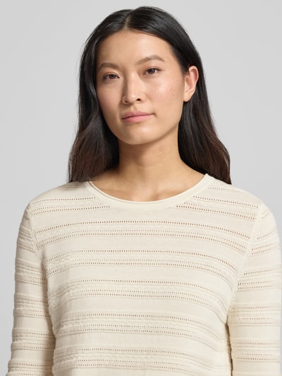 Frauenmodel trägt Regular Fit Pullover aus reiner Baumwolle in Strick-Optik von Christian Berg Woman, semitransparent, Nahaufnahme Oberkörper.