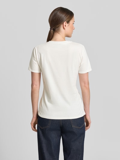Frauenmodel trägt Regular Fit T-Shirt mit Raffungen Modell 'KIWI' von Mango aus Reine Baumwolle, kurzärmelig, Rundhalsausschnitt, Rückenlänge bei Größe S 61 cm, Ganzkörperansicht Rückansicht.